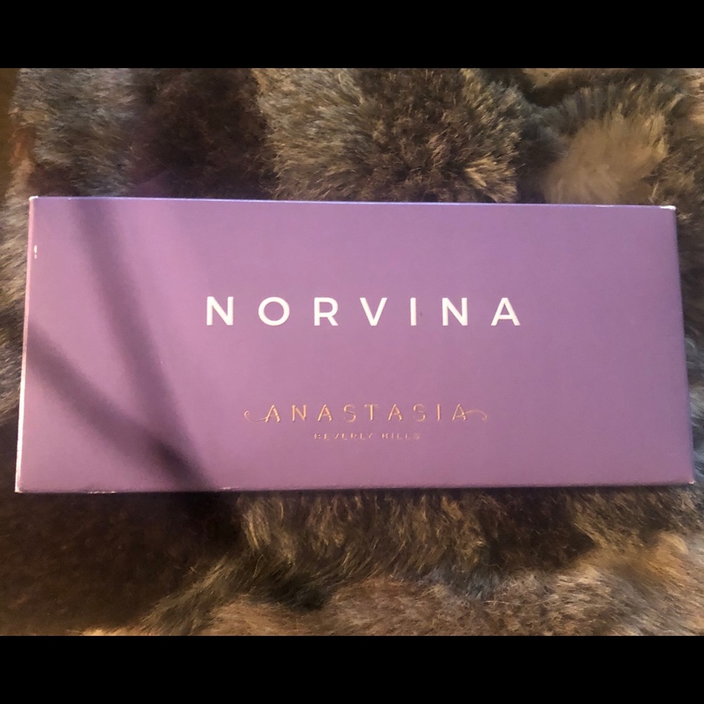 - Anastasia Beverly hills Norvina palette